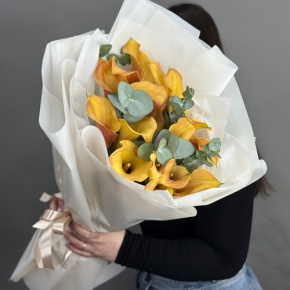 Букет из 17 оранжевых калл с эвкалиптом в Лобне