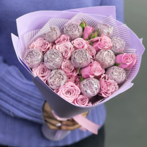 Букет из шоколадных пионов и кустовых роз в Лобне