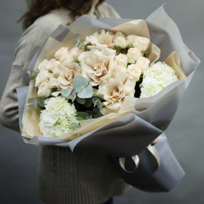 Букет "Вайб" из роз Эквадор Квиксенд, гортензии и кустовых роз в Лобне