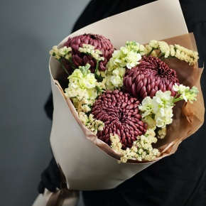 Букет "Корица" из хризантем Бигоуди, статицы и маттиол в Лобне