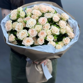 Нежный букет из 17 кремовых кустовых роз (60 см) в Лобне