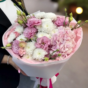 Букет "Табу" из хризантемы, Голландской гортензии и эустомы в Лобне