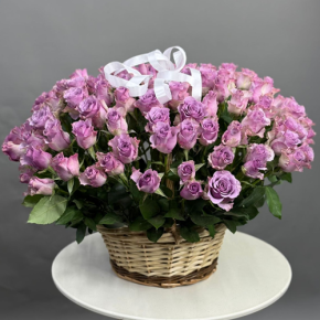 Композиция в корзине из 131 кенийской розы (40 см) в Лобне