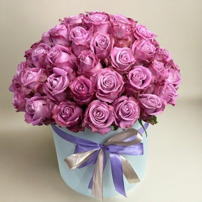 Композиция в шляпной коробке из 51 розы Меритим в Лобне