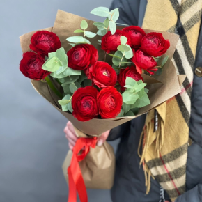 Букет из 11 ранункулюсов и эвкалипта в Лобне