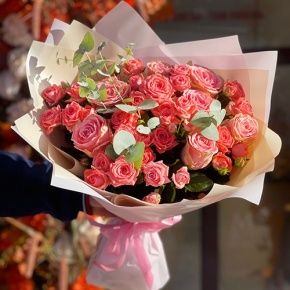 Букет "Деко" из кустовых коралловых роз и роз Софи Лорен в Лобне