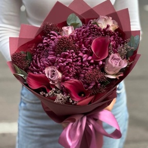 Букет "Импульс" из скиммии, калл, роз и хризантем Бигоуди в Лобне