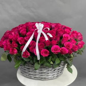 Композиция в корзине из 101 малиновой розы (40 см) в Лобне