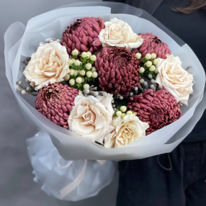 Букет "Всё что тебе касается" из хризантем Бигоуди, роз Эквадор Квиксенд и гиперикума в Лобне