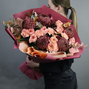 Букет "Осенний блюз" из хризантем Бигоуди, диантусов, скиммии и роз Риджентс парк  в Лобне