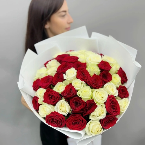 Букет из 51 красно-белой розы 70 см в Лобне