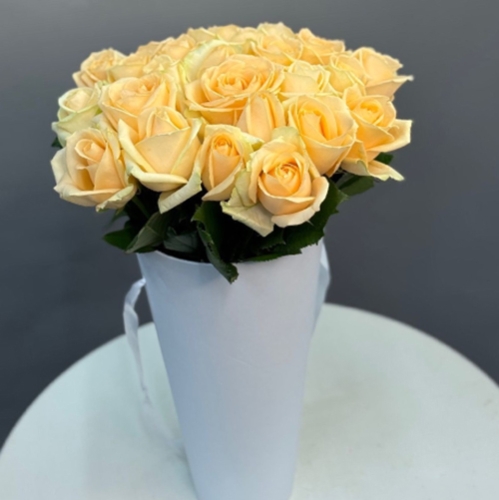 25 кремовых роз в конусе в Лобне