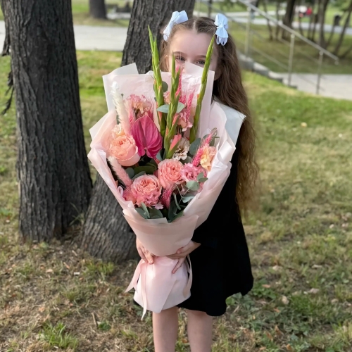 Букет на 1 сентября с гладиолусами, розами и антуриумом в Лобне