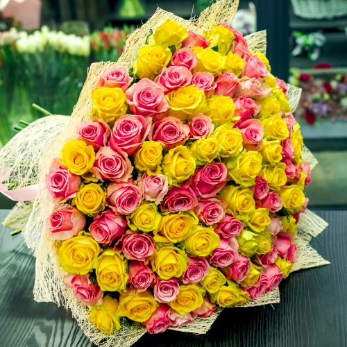 Букет из 101 розовой и лимонной розы (50 см) в Лобне