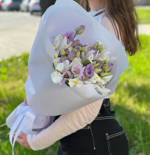 Букет "Вива ла дива" из эустом и ирисов в Лобне