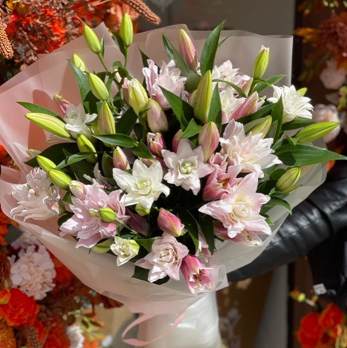 Букет из 11 ароматных пионовидных лилий в Лобне