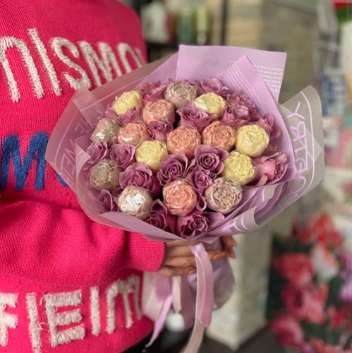 Букет из роз и шоколадных пионов в Лобне