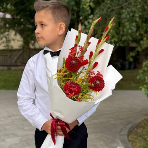 Букет на 1 сентября с красными гладиолусами, георгинами и калиной в Лобне