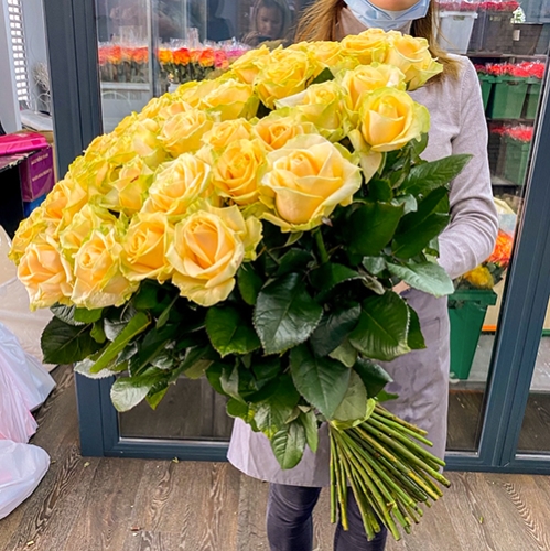 75 роз Аваланж (70 см) в Лобне