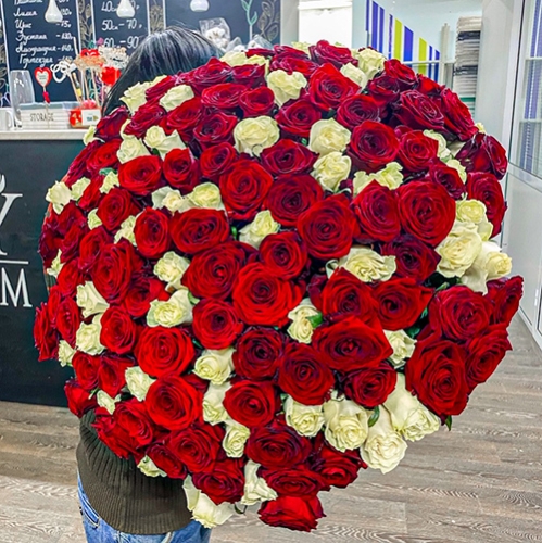 Букет 151 роза красный и белый микс (60 см) в Лобне