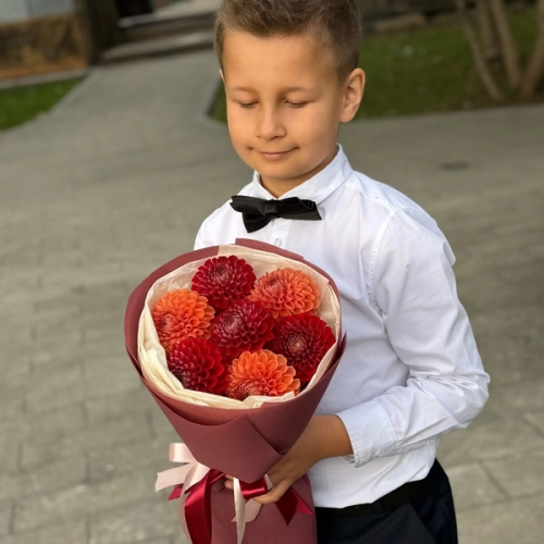 Букет из 7 сезонных георгин в Лобне