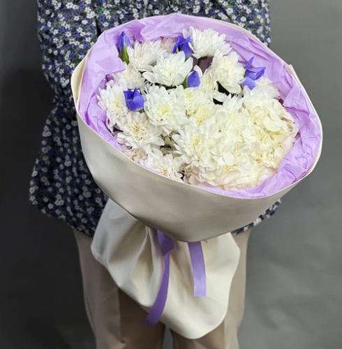 Букет "Грация" из ирисов, гортензии и кустовых хризантем в Лобне