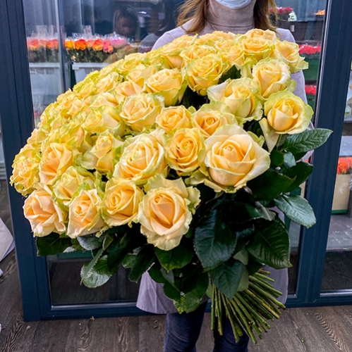 75 роз Аваланж (70 см) в Лобне