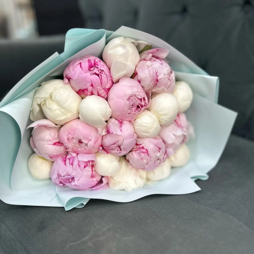 Микс из 19 бело-розовых пионов в Лобне