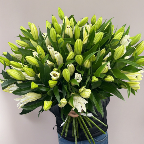 Объемный букет из 27 ароматных белых лилий в Лобне