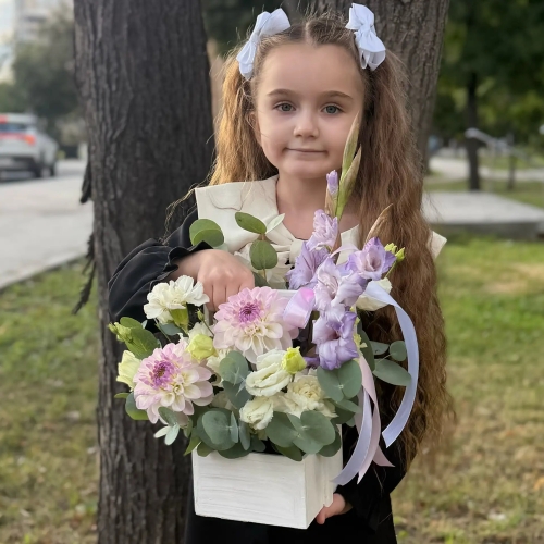 Композиция с георгинами на 1 сентября в белом ящике в Лобне