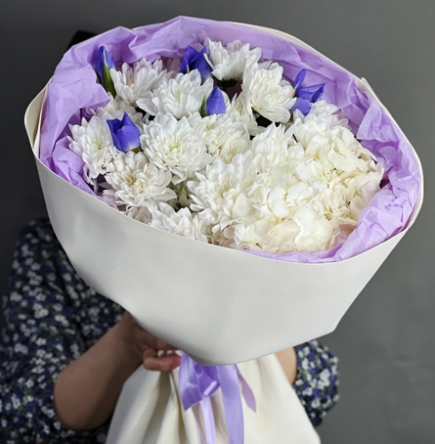Букет "Грация" из ирисов, гортензии и кустовых хризантем в Лобне