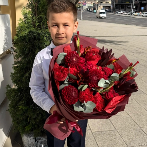 Букет с георгинами, розами и леукадендроном в Лобне