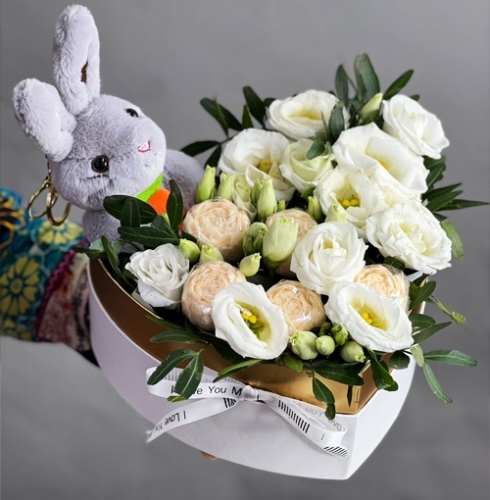 Композиция в коробке сердца из шоколадных пионов и эустом в Лобне