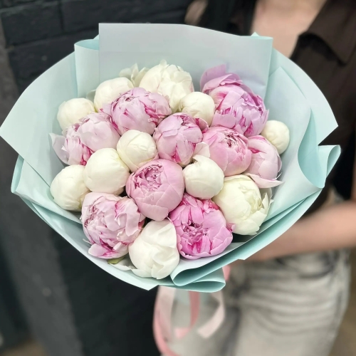 Микс из 19 бело-розовых пионов в Лобне